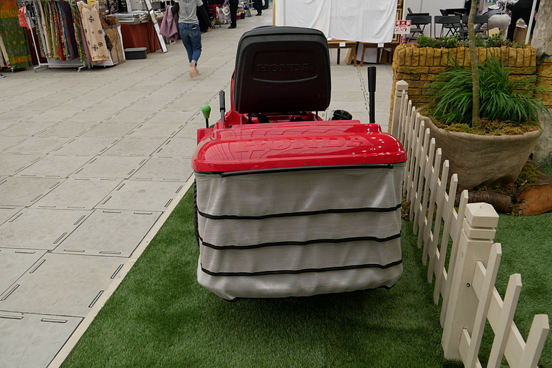 HF2417は業務用の芝刈機で、乗車して芝刈を行なう仕様。ブースでは展示車への体験乗車も可能だ。