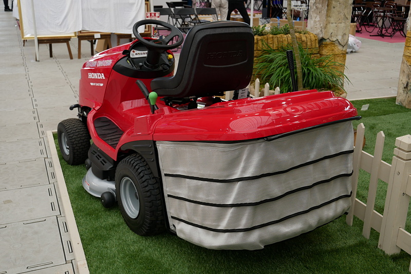 HF2417は業務用の芝刈機で、乗車して芝刈を行なう仕様。ブースでは展示車への体験乗車も可能だ。