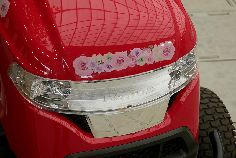 HF2417は業務用の芝刈機で、乗車して芝刈を行なう仕様。ブースでは展示車への体験乗車も可能だ。