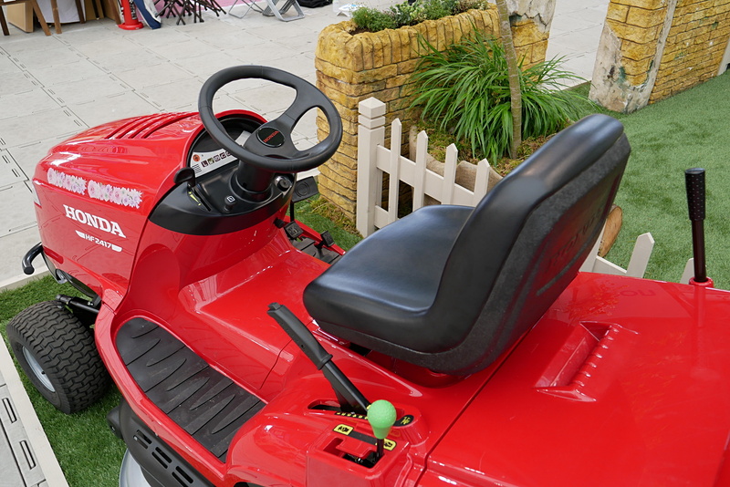 HF2417は業務用の芝刈機で、乗車して芝刈を行なう仕様。ブースでは展示車への体験乗車も可能だ。