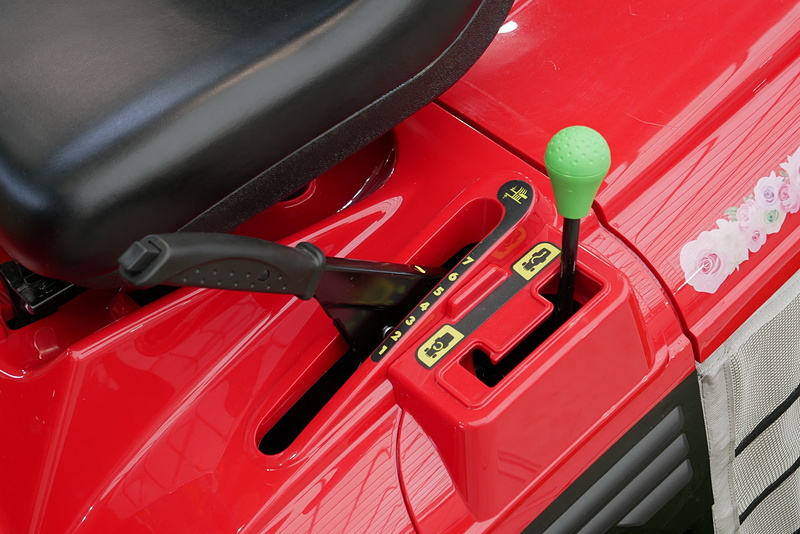 HF2417は業務用の芝刈機で、乗車して芝刈を行なう仕様。ブースでは展示車への体験乗車も可能だ。