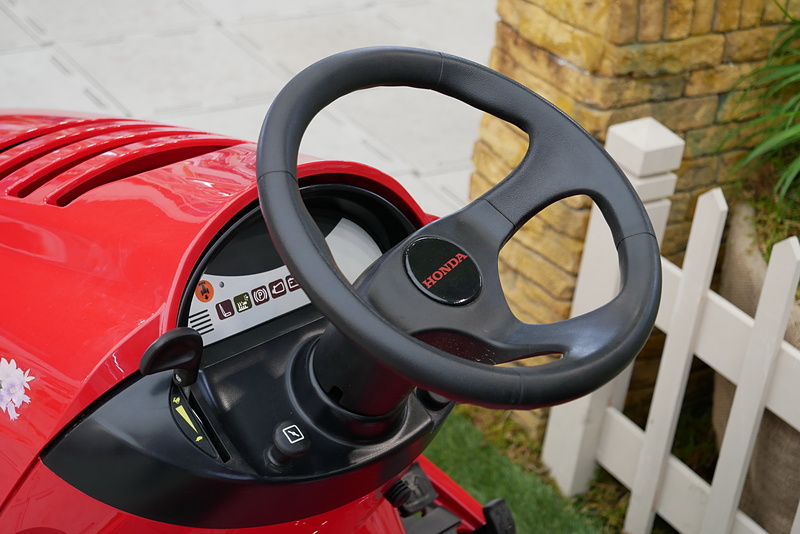 HF2417は業務用の芝刈機で、乗車して芝刈を行なう仕様。ブースでは展示車への体験乗車も可能だ。