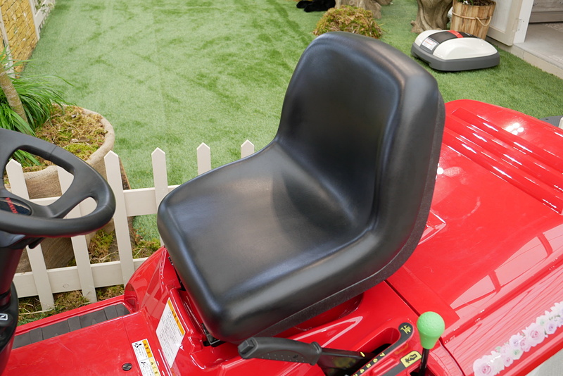 HF2417は業務用の芝刈機で、乗車して芝刈を行なう仕様。ブースでは展示車への体験乗車も可能だ。