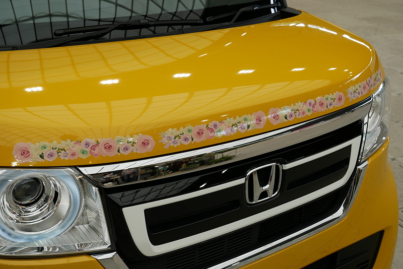 バラのステッカーでも装飾されている