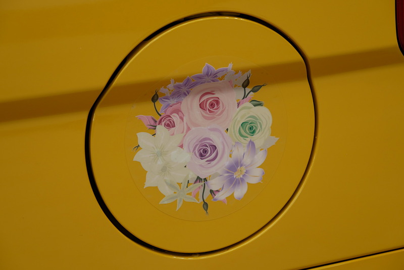 バラのステッカーでも装飾されている