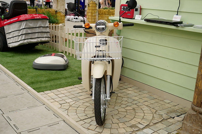 スーパーカブも、古めかしい木の箱やバラのステッカーなどで装飾が施されている