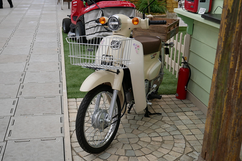 スーパーカブも、古めかしい木の箱やバラのステッカーなどで装飾が施されている