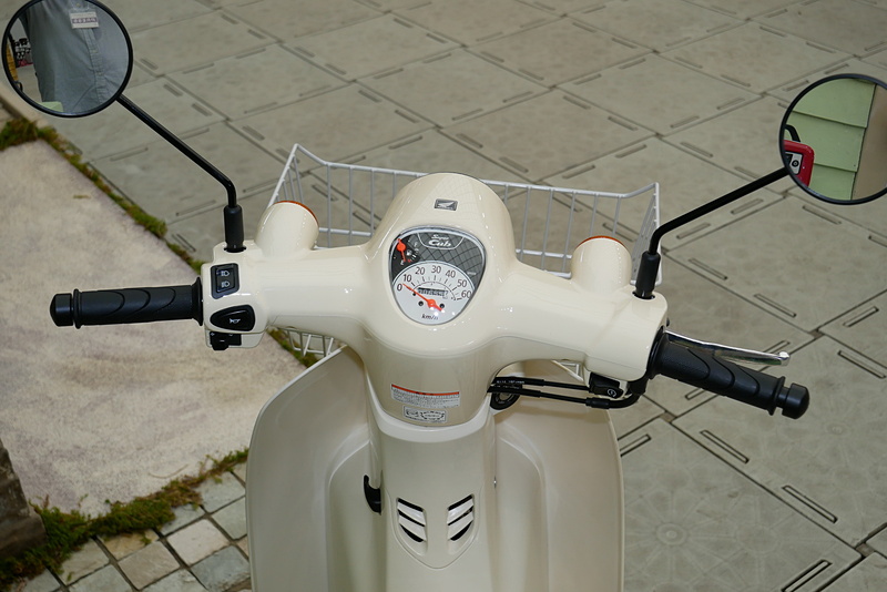 スーパーカブも、古めかしい木の箱やバラのステッカーなどで装飾が施されている