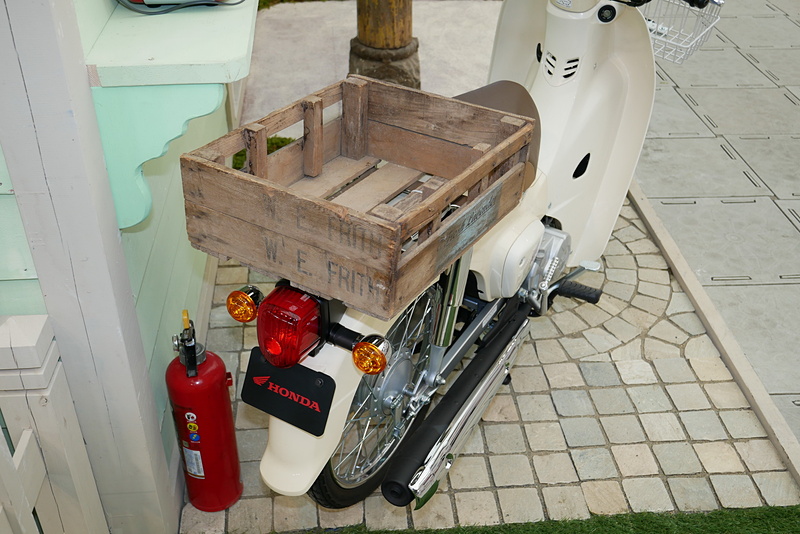 スーパーカブも、古めかしい木の箱やバラのステッカーなどで装飾が施されている