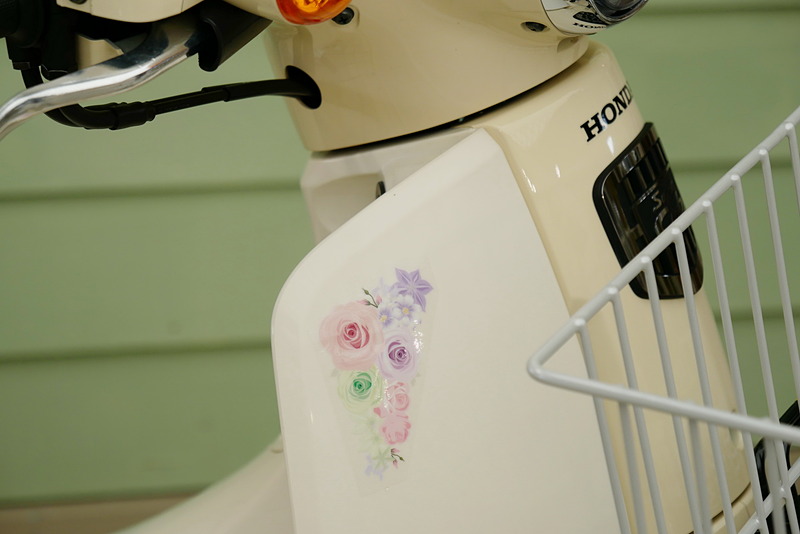 スーパーカブも、古めかしい木の箱やバラのステッカーなどで装飾が施されている