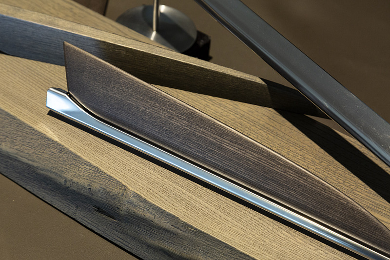 上級モデルには栓（せん）の木を使用した本杢パネルを採用