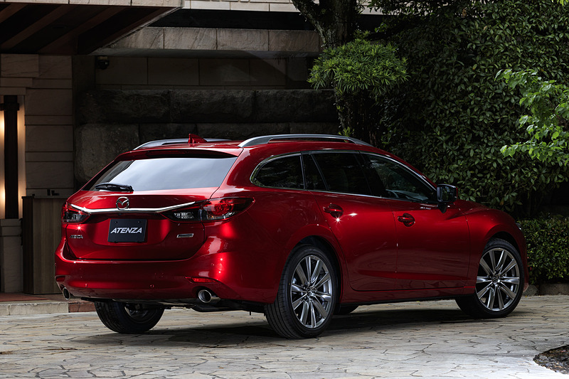 撮影車両は25S L Package。ボディカラーはソウルレッドクリスタルメタリック