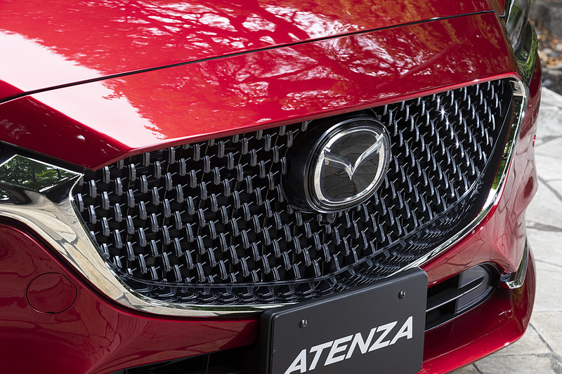 フロントグリルは横桟からドット風のパターンに