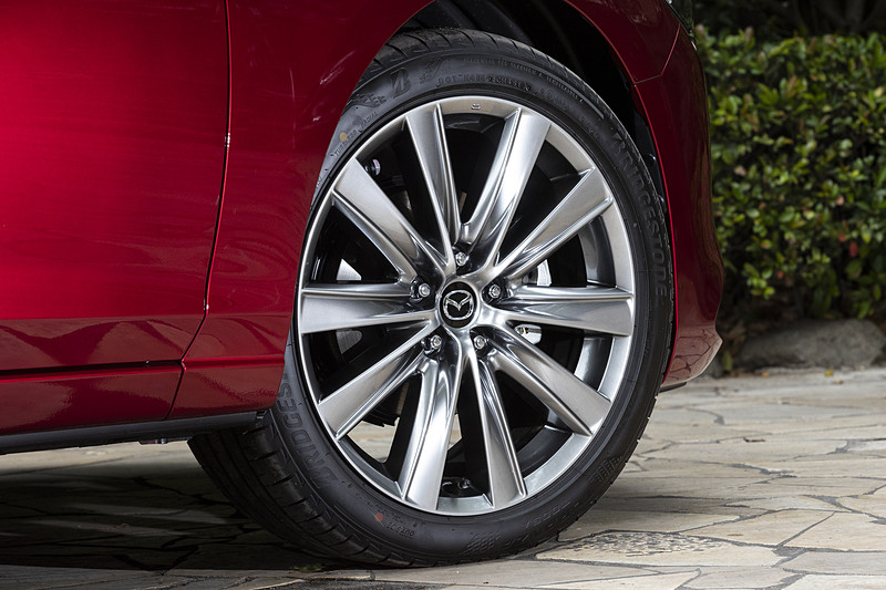 19インチのアルミホイールは新デザインを採用。今回は装着車両がないため紹介できないが、17インチも新デザインとなっている