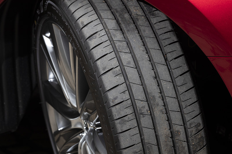 タイヤは専用設計となるブリヂストン「TURANZA（トランザ）T005A」。サイズは225/45 R19