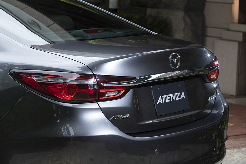 トランクエンドの絞りが強くなった。それに伴い社名バッヂも若干小型化されている。また、リアシグネチャーもコンビランプまで水平に伸びる形状に変更された