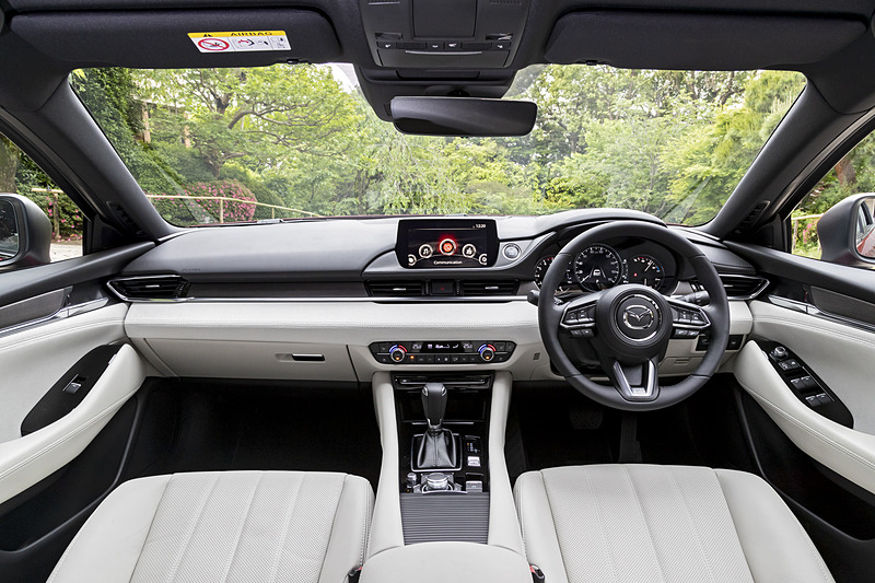 3代目アテンザとしては3パターン目となるインパネ。水平基調をより強調したデザインとなった。インテリアカラーはピュアホワイト