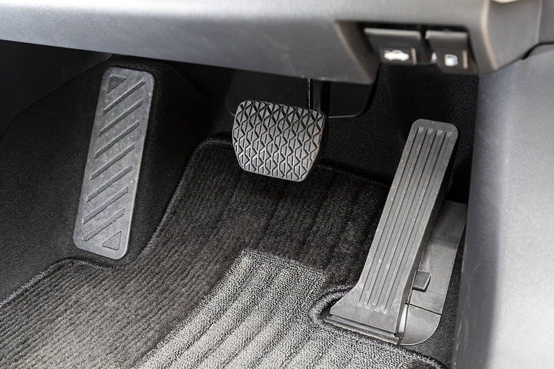 オルガン式のアクセルペダルなどペダルまわりは変わらず