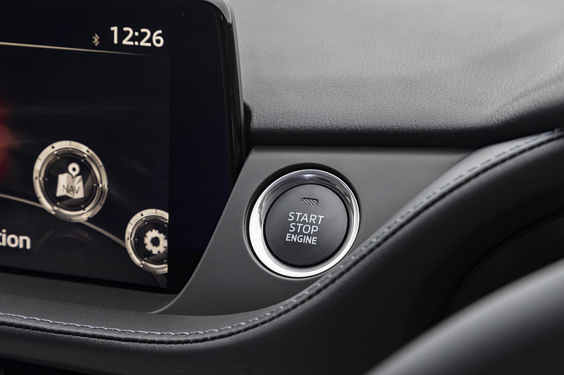 スタートスイッチはステアリング左側