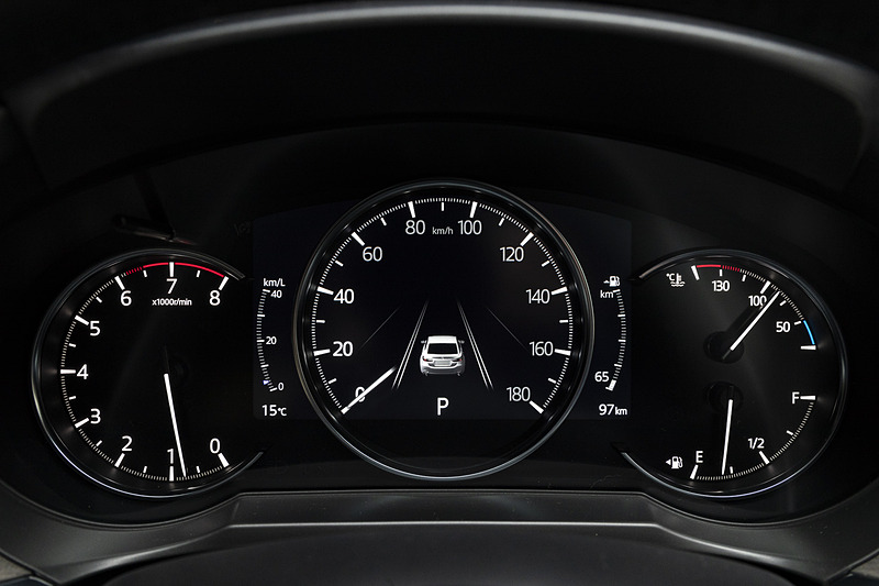 メーターパネルは一新。従来右側にあったインフォメーションディスプレイは中央に移動。サイズも4.6インチから7.0インチに大型化された