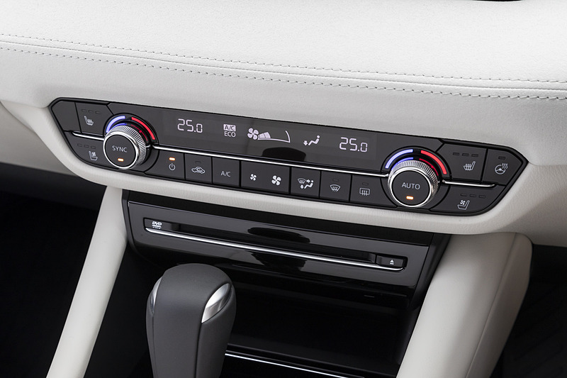 薄型化したエアコンの操作パネル