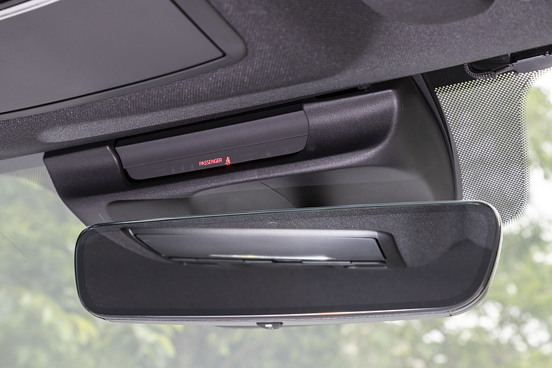 従来エアコン操作パネル上にあった警告灯類はバックミラー上に移動