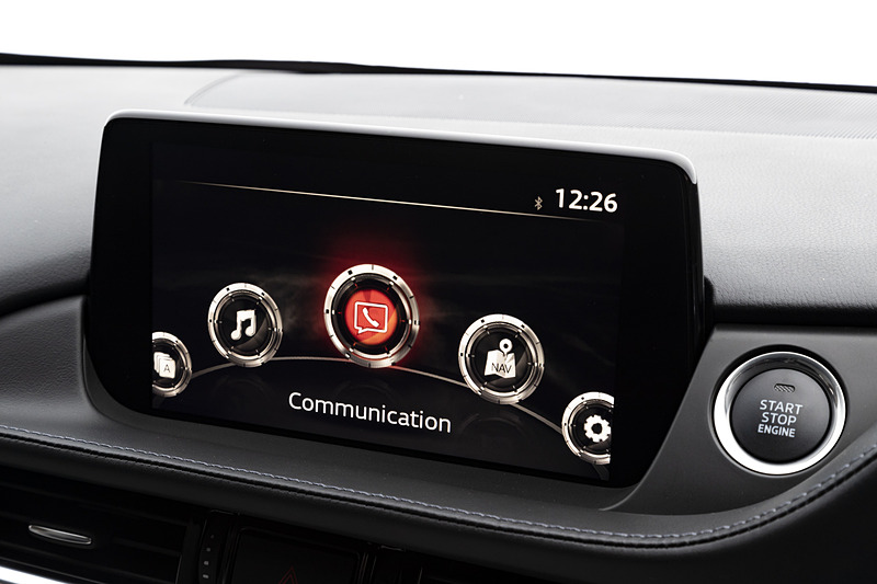 センターディスプレイは8インチに大型化するとともに、液晶とタッチパネルを貼り合わせて空気層をなくしたボンディングディスプレイに変更