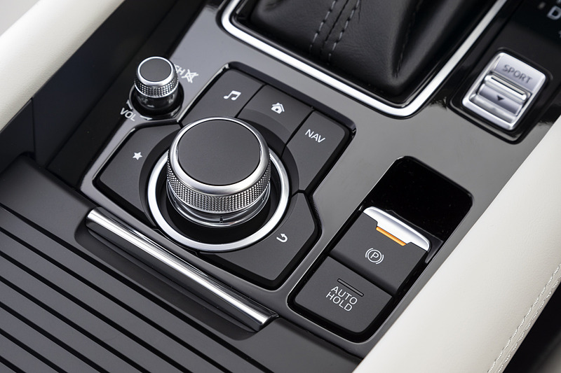 コマンダーなどのダイヤル部のローレットは全周に隙間なく入るデザインに