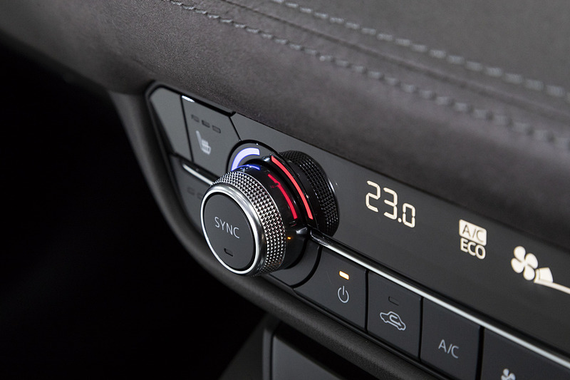 コマンダーなどのダイヤル部のローレットは全周に隙間なく入るデザインに