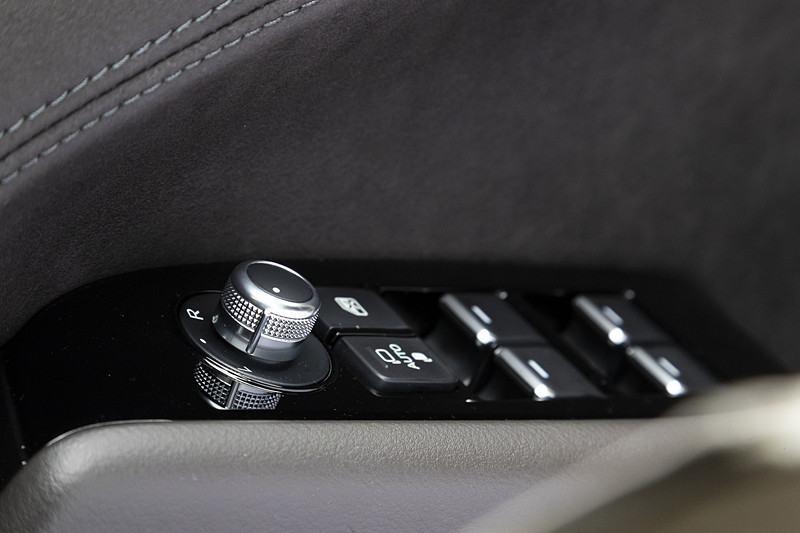 コマンダーなどのダイヤル部のローレットは全周に隙間なく入るデザインに