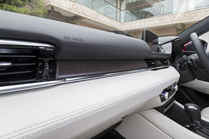 L Packageは「栓の木」を使用した本杢パネルを装着