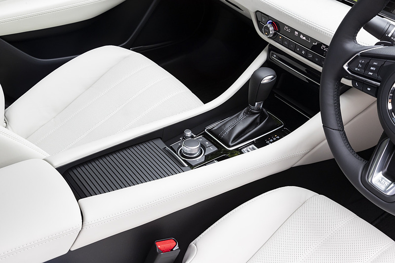 従来では2分割となっていたセンターコンソールが一体式となった