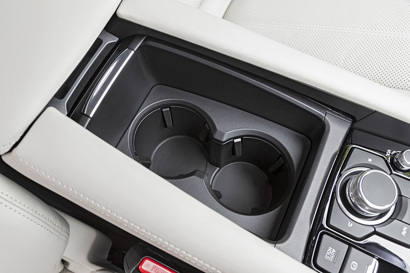 スライド式のシャッター下はカップホルダー