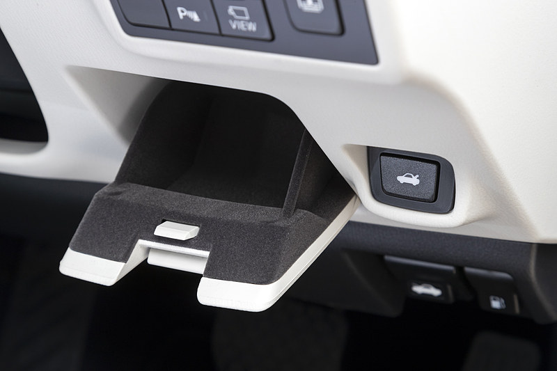 トランクオープナーと小物入れ