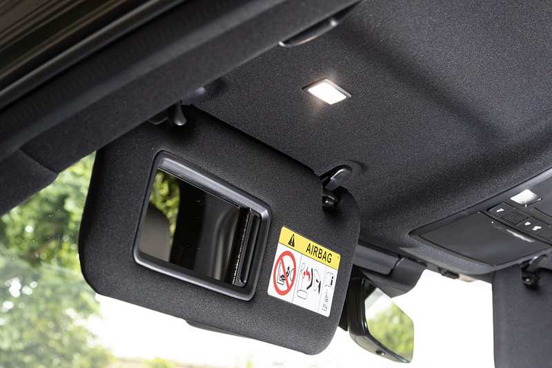 サンバイザーの照明はLED化されるとともにルーフ部に移動