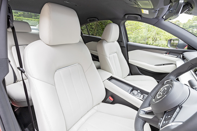 L Packageのシートはナッパレザーを使った本革仕様。シートヒーターだけでなく、マツダ車としては初となるシートベンチレーション機能を備える