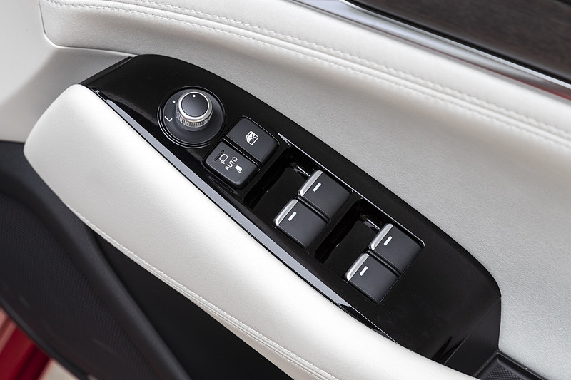 アームレストにはドアミラーとパワーウィンドウのスイッチ