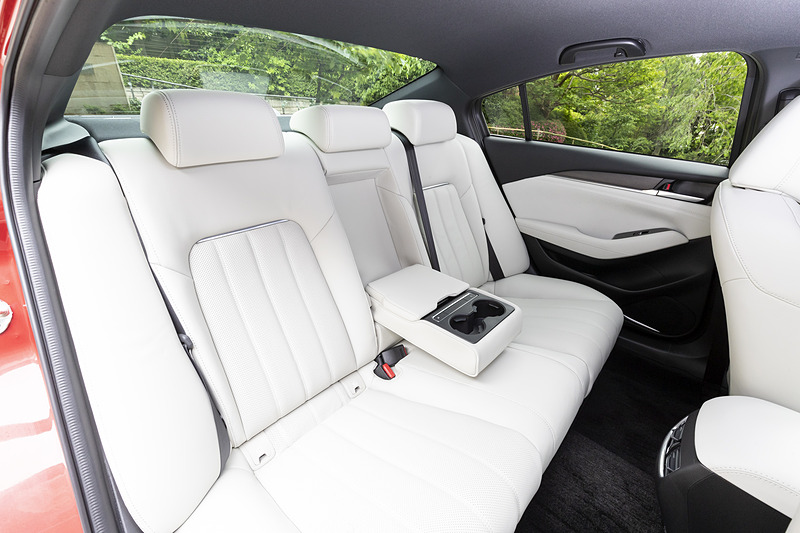 中央には収納式のアームレストを装備