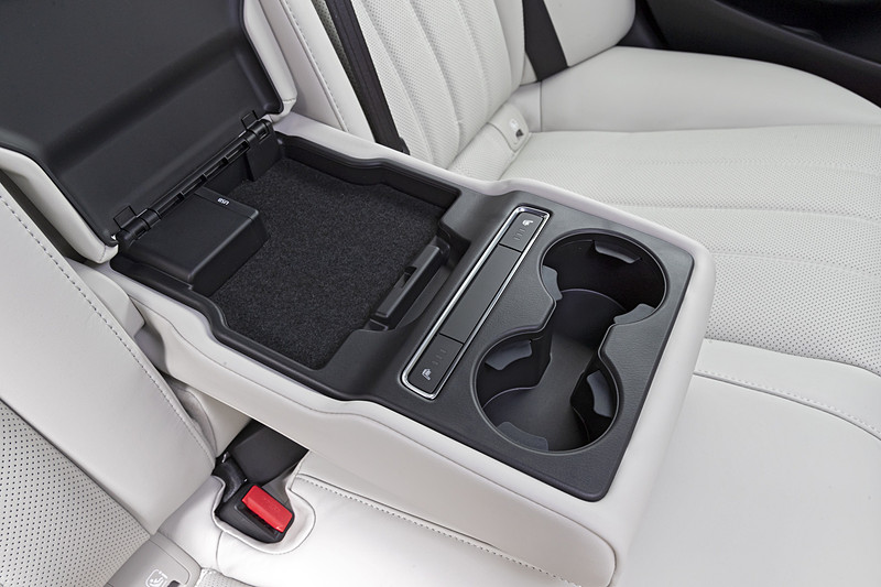 前部にカップホルダーとシートヒーターのスイッチがある