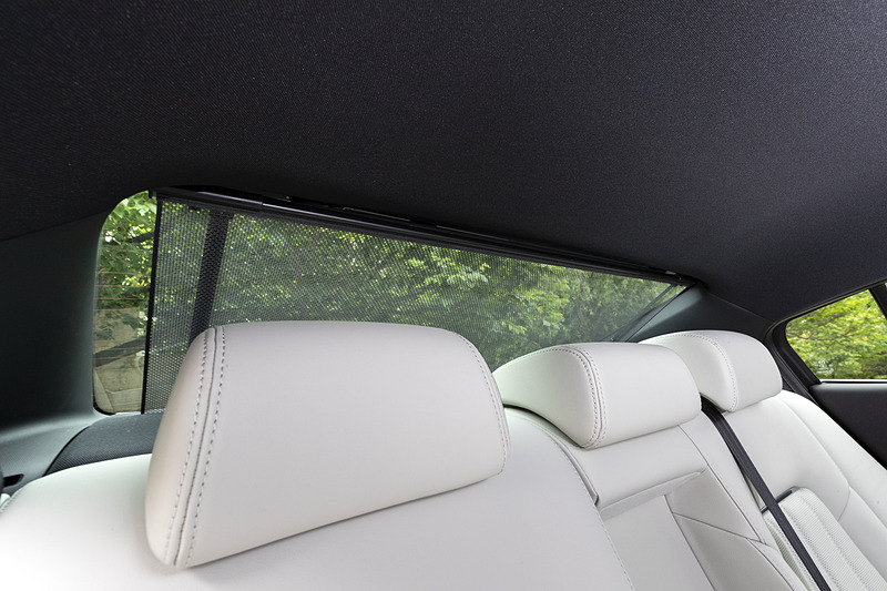 電動式のリアスクリーンを装備