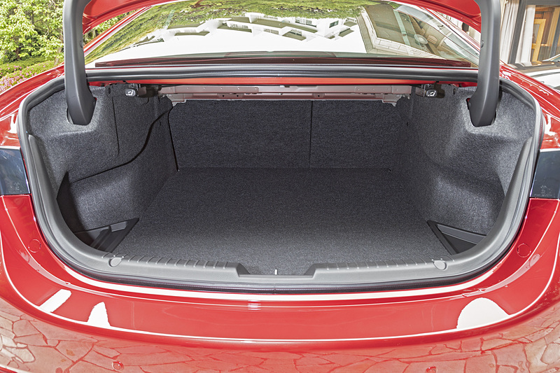 セダンらしくタップリとしたトランクスペースを用意