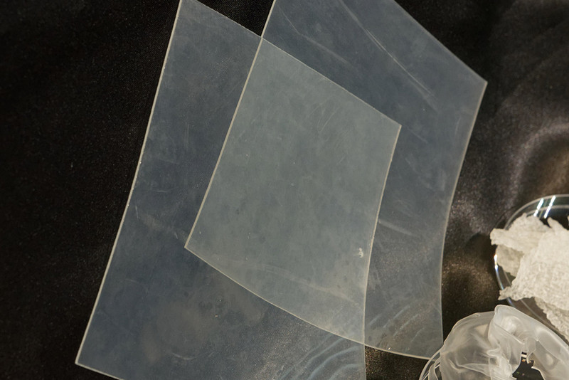 シート状に加工したもの。柔らかいが、強く引っ張っても切れたり伸びたままになる気配はない