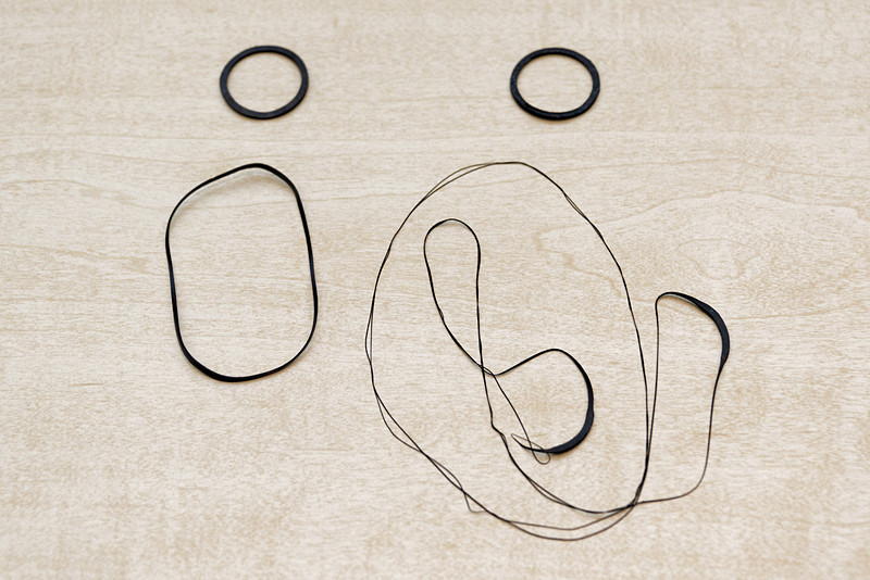 左が新材料。右が天然ゴム。カーボンを加えて輪ゴム状に加工したものだが、新素材の方が圧倒的に強度が高く、ゆっくり引っ張っていくと、かなり力を入れても切れない。天然ゴムはどこまでも伸びるか、簡単にちぎれてしまう