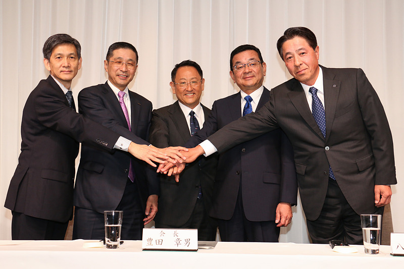 新たにトヨタ自動車の豊田章男氏（中央）が自工会 会長に就任。これまで会長を務めてきた日産自動車の西川廣人氏（中央左）は副会長となり、本田技研工業の八郷隆弘氏（中央右）とマツダの小飼雅道氏（右）、自工会 専務理事の永塚誠一氏（左）の3人は副会長を引き続き務める