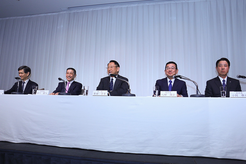 記者会見の後半には質疑応答を実施