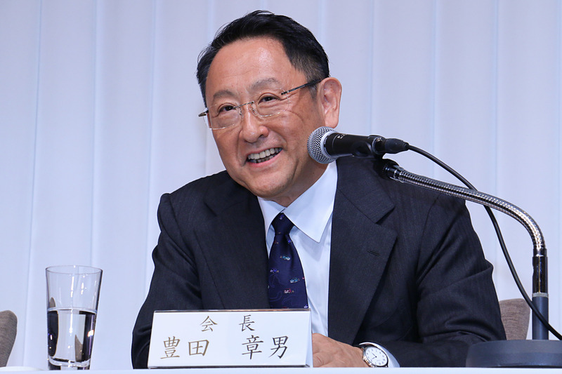 ときおり笑顔を見せながら質問に回答する豊田氏