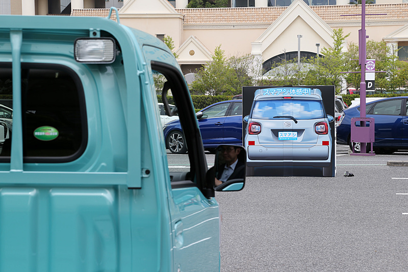 クルマの後部の絵が書かれた障害物に向かって発進