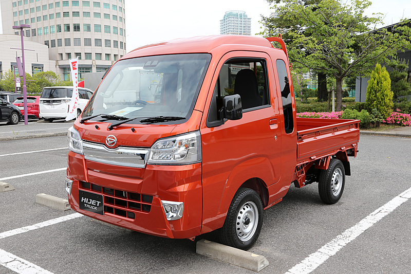 ボディカラーがトニコオレンジメタリックのハイゼット トラック。グレードは「ジャンボ“SA IIIt”」で、キャビンが広い仕様。LEDライトなどが標準装備の上級グレードとなる