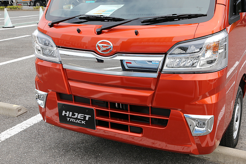 フロントグリルの部分がメッキになった