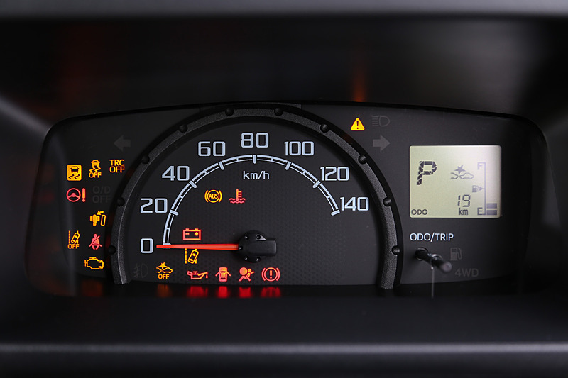 イグニッションをONにすると点灯する警告灯。車線逸脱警告や衝突回避支援システムの警告もある。緊急自動ブレーキがかかる際は、ブザーのほか液晶部分に表示される